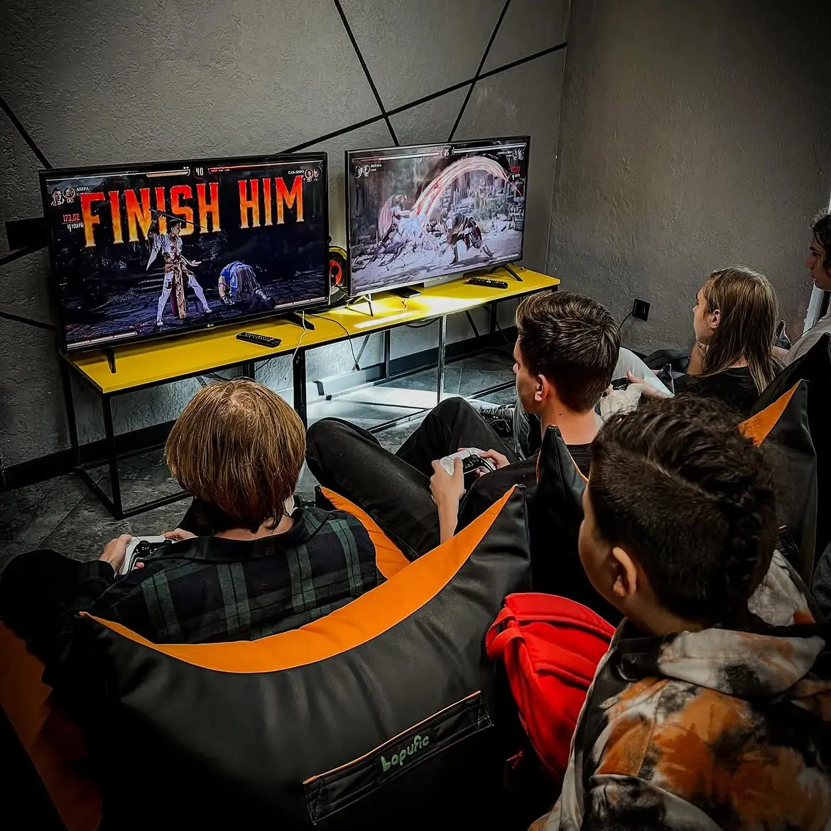 Компанія грає в окремій PlayStation 5-кімнаті клубу RA